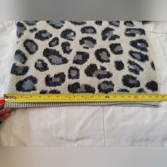 Time And Tru NWOT gray Animal print crew neck sweater 🐆🩶🖤 (S/CH) (Size: 4-6) - Picture 14 of 16